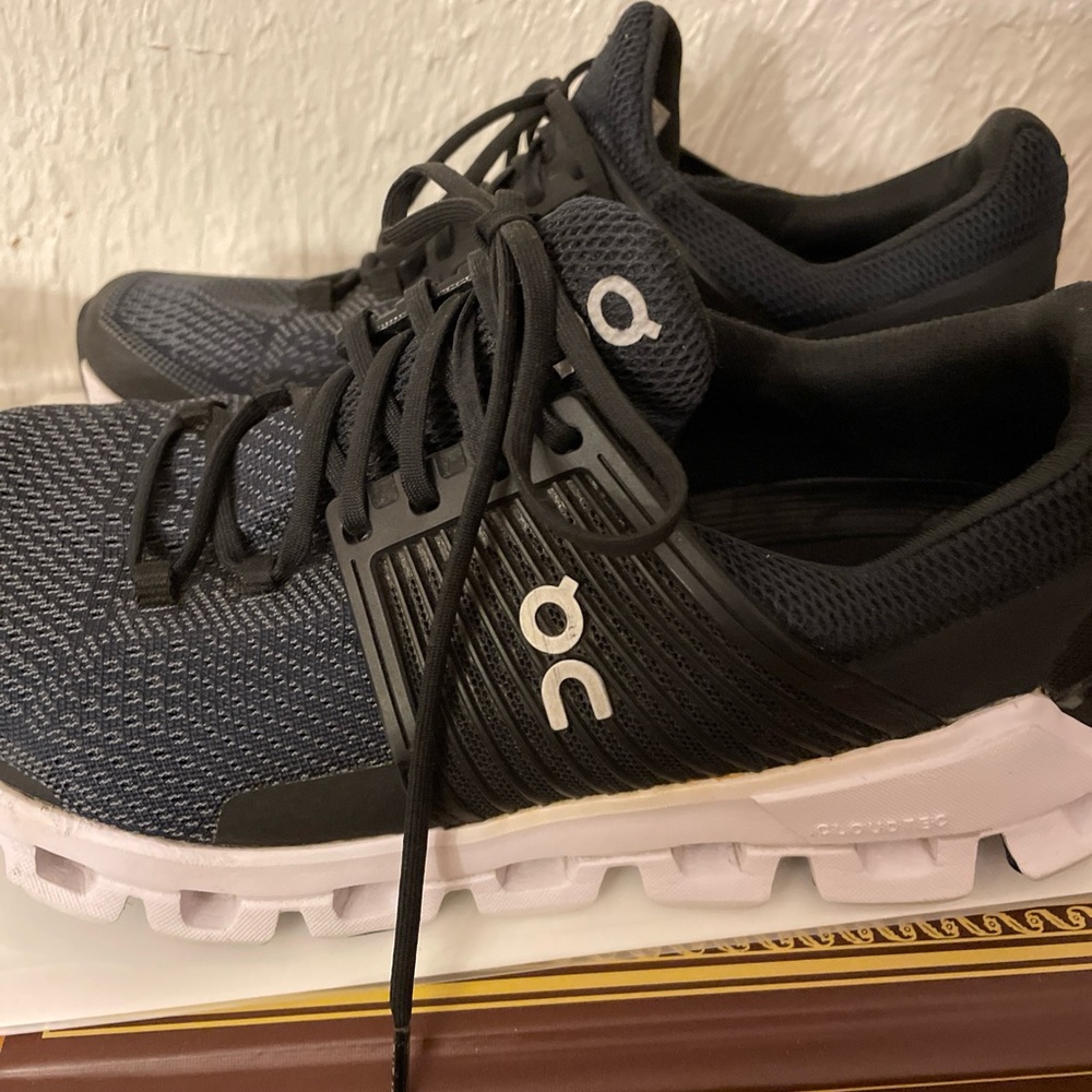 🎄🎅🎄 OC GENTLY WORN SIZE 6.5  CLOUD TEC.